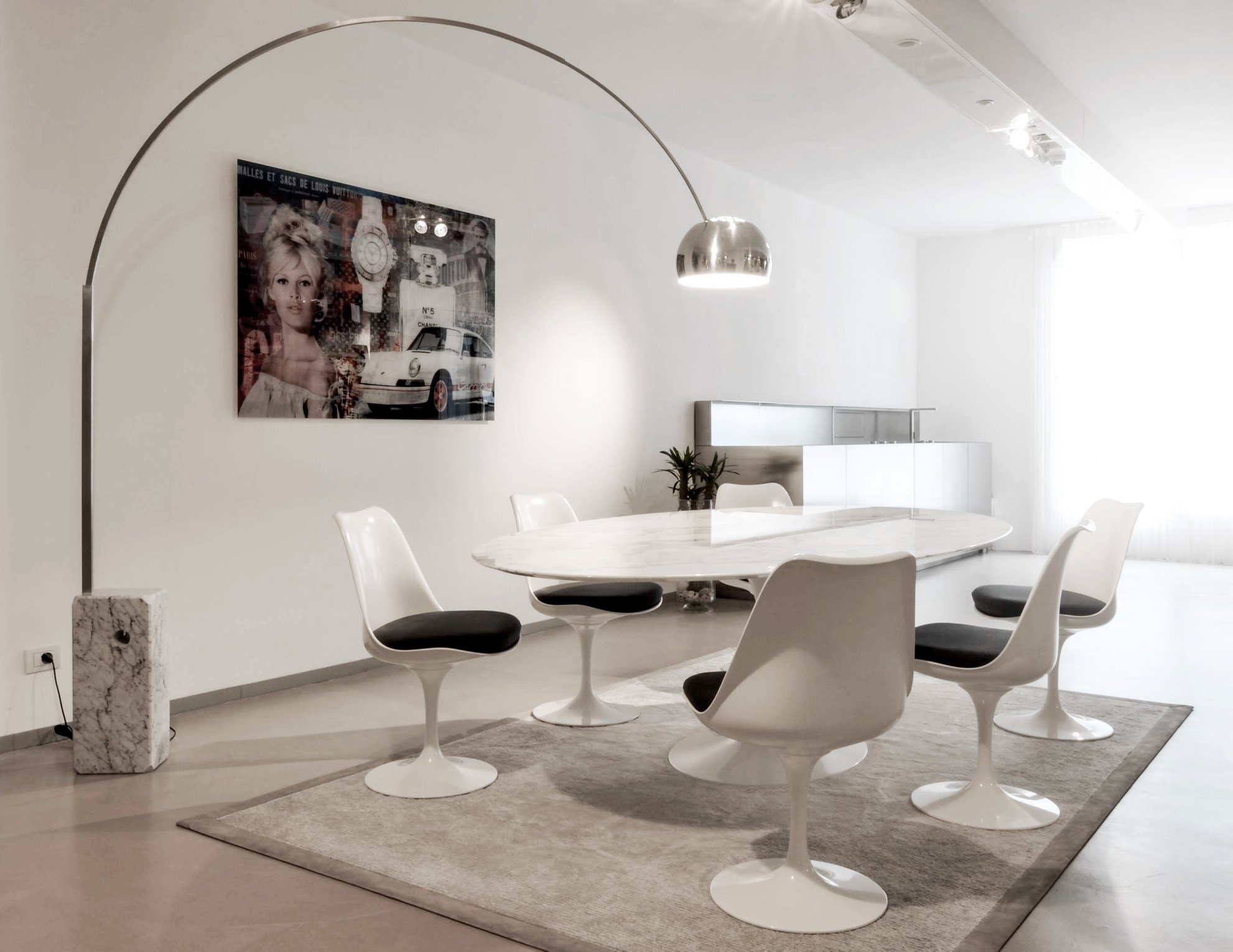 Sedie Tulip e Tavolo Saarinen di Knoll Esposizione della collezione di Saarinen