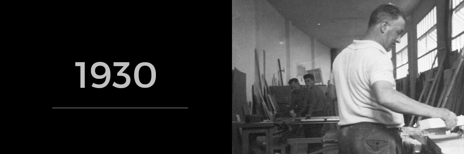 1930 – L’INIZIO
Il giovane artigiano
Filippo Fogliarini allestisce un piccolo laboratorio di falegnameria nel quale inizia a realizzare mobili e infissi prendendosi cura di ogni fase di lavorazione: dalla rifinitura delle tavole di legno (che ricava tagliando tronchi di albero) al perfezionamento di ogni dettaglio del prodotto finito. Durante gli anni successivi entrano nell’attività anche i figli